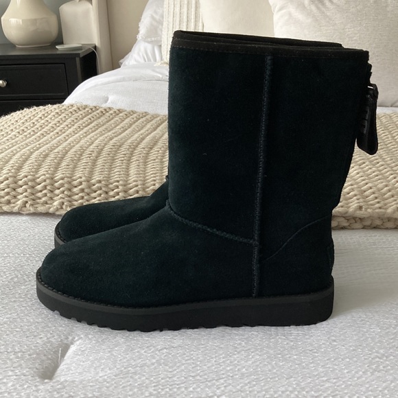 NWOT UGG Classic Short Logo Zip - Picture 4 of 14